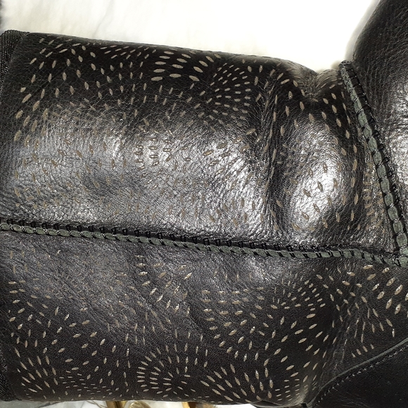 Uggs - Picture 4 of 7